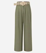 Pantalón wide leg verde oliva de cintura alta, confeccionado en viscolino, con trabillas en la cintura, cierre tradicional y pliegues. Incluye cinturón de rafia artificial.
