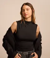 Blusa sin mangas con cuello alto, confeccionada en jersey negro sin estampa y con drapeado lateral.