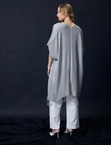 Kimono negro de gasa plisada con detalles de lurex y terminación desflecada.