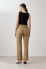 Pantalón recto color verde oliva con bolsillos laterales y tajos en el ruedo.