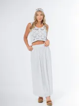 Falda larga de lino color gris claro, con cintura elastizada.