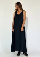 Vestido largo negro de corte amplio, sin mangas y con escote redondo.