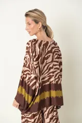 Blusa italiana con estampado de cebra en tonos beige y azul marino, con guarda marrón en el bajo. De calce holgado y mangas tres cuartos.
