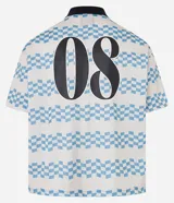Remera masculina con cuello polo y manga corta, confeccionada en tejido con tecnología dry y estampado a rayas con lettering. Diseño boxy sportcore con cuello polo negro.