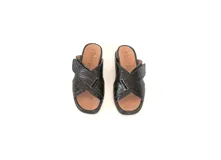 Sandalias negras de cuero con diseño tipo cocodrilo, con plantilla anatómica y tecnología antiestrés.