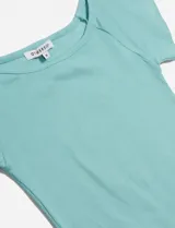 Remera fucsia de algodón con elastano, corte ajustado, escote off-shoulder y mangas cortas.