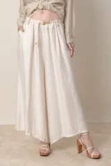 Pantalón palazzo color marfil, de viscosa, con cintura elastizada y cinto trenzado.