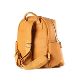 Mochila color camel de poliéster con acceso por cierre. Tiene tres bolsillos externos y tres internos, uno con cierre y otro para tablet. Los herrajes son plateados.