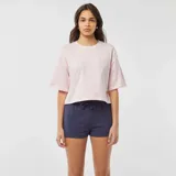 Short deportivo azul marino de corte clásico.