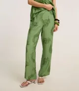 Pantalón wide leg verde con estampado de hojas, de cintura alta con elástico y bordado de follaje.