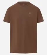 Remera marrón de algodón, corte comfort, con cuello redondo y mangas cortas. Presenta un pequeño estampado de palmera en el pecho.