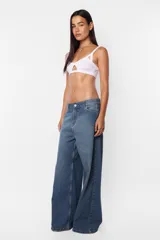 Pantalón denim wide leg, tiro medio, color azul.