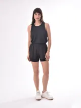 Short deportivo negro con cintura elastizada y calza interior.