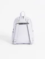 Mochila pequeña de charol color gris claro, con cierre superior y bolsillo frontal con cierre.