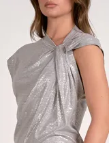 Blusa sin mangas color gris con tejido lurex brillante y detalle de nudo drapeado en el cuello.