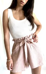 Short color rosado con lazo en la cintura, confeccionado en tejido bambula.