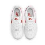 Zapatillas Nike Air Force 1 color beige con detalles en crema, suela blanca y base color caramelo.