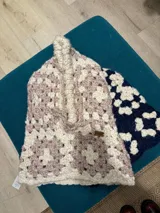 Balaclava tejida a crochet con diseño de granny squares en color crudo y azul marino.