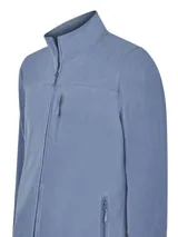 Campera polar celeste de micropolar liviano con cierre completo y tres bolsillos frontales. Confeccionado con poliéster reciclado a partir de botellas plásticas.