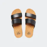 Sandalias con diseño cómodo en color negro, con tiras y suela de corcho.
