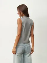 Musculosa blanca de cuello alto y sin mangas.