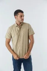 Camisa de hombre de algodón color beige con estampado de hojas, corte slim, manga corta, cartera abotonada y logo bordado.