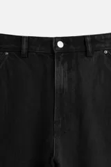 Pantalón de jean negro, corte relaxed fit, con bolsillos frontales y traseros tipo parche, tira multifunción y bolsillo tipo parche en las piernas. Tiene efecto lavado y cierre frontal con cremallera y botón.