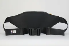 Riñonera de nylon con doble cierre, color negro y amarillo, con logo de los Los Angeles Lakers.