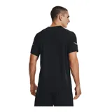 Remera deportiva verde con logo Under Armour blanco en el pecho y detalles de rayas blancas en las mangas.