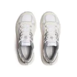 Sneaker para mujer con parte superior de malla transpirable y detalles en piel de ante, con cordones reciclados y suela exterior de goma para tracción.