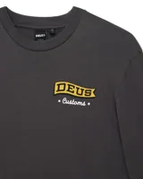 Remera de manga larga gris oscuro con cuello redondo y logo Deus Ex Machina estampado en el pecho.