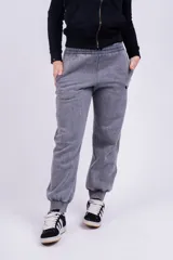 Pantalón de jogging gris con efecto lavado, corte holgado y logo bordado en negro.