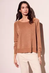 Sweater de punto en color tostado, con caída suave y fluida, diseñado para un calce al cuerpo.
