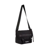 Bolso bandolera Supreme modelo Denim Messenger, color negro con logo de la marca bordado en blanco.