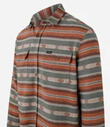 Camisa de hombre de manga larga con cuello inglés y cierre abotonado. Presenta bolsillos delanteros y un estampado étnico con jacquard.