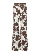 Pantalón de jean ancho con estampado de cebra en tonos marrones y blancos.