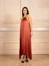 Vestido largo color ladrillo de seda con breteles finos y escote recto con fruncido.
