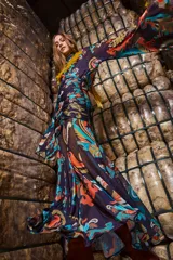 Falda larga de tul estampada con motivos paisley en tonos azul, naranja y marrón. Tiene drapeado en la cadera, corte evasé y cintura elástica.