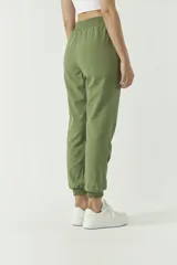 Pantalón de algodón y lino color verde oliva, con puños y cintura elástica.