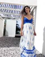 Vestido largo de algodón con estampado de cachemir en blanco y azul. Presenta un corpiño de crochet azul y tirantes finos.