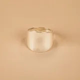 Anillo ancho de plata 925 con forma irregular.