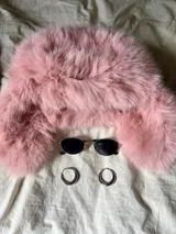 Gorro tipo iglú de piel sintética color rosado.