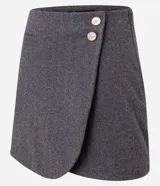 Minifalda gris de tweed con diseño cruzado, cierre lateral con cremallera oculta y dos botones dorados decorativos en la parte delantera.