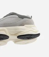 Championes dad sneaker grises con recortes en cuero sintético, cordones blancos y suela chunky de goma color crema.