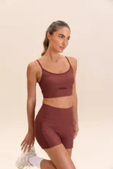 Short deportivo color ladrillo, de tiro alto y corte ajustado. Confeccionado en tejido Hydefit Adaptiv con tecnología Lycra Adaptiv y protección UV50+.