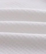 Remera masculina blanca de manga corta y cuello redondo, confeccionada en tejido waffle texturizado.