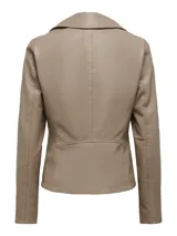 Chaqueta corta color beige de piel sintética con cuello biker y cierre asimétrico. Tiene bolsillos laterales con cremallera, detalle acolchado y forro de poliéster.