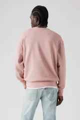 Buzo de frisa color rosa con cuello redondo y logo bordado al tono en el pecho.