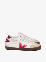 Championes Veja modelo Volley O.T. blancos con logo rojo, puntera beige y suela marrón.