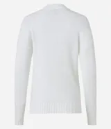 Suéter blanco de punto con textura mousse, cuello redondo y mangas largas.